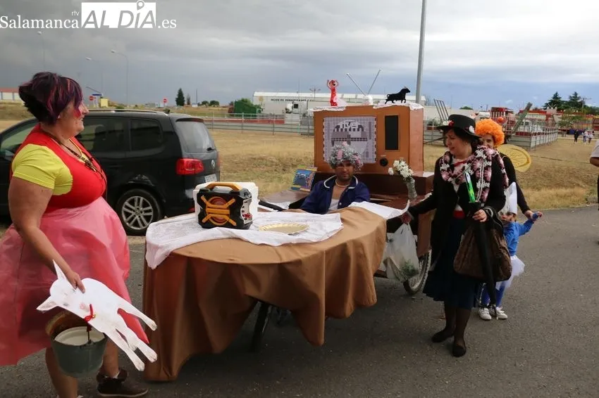 Desfile de coches locos en Villar de Peralonso / CORRAL 
