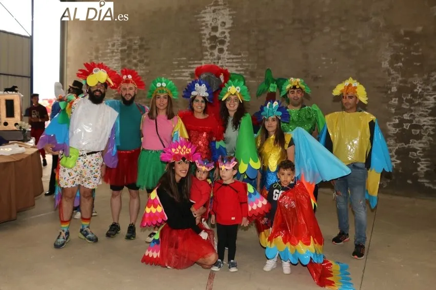 Desfile de coches locos en Villar de Peralonso / CORRAL 