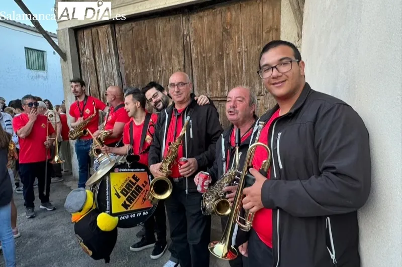 Foto 7 - Multitudinaria y colorida bienvenida a las fiestas del Corpus en El Campo de Pe&ntilde;aranda