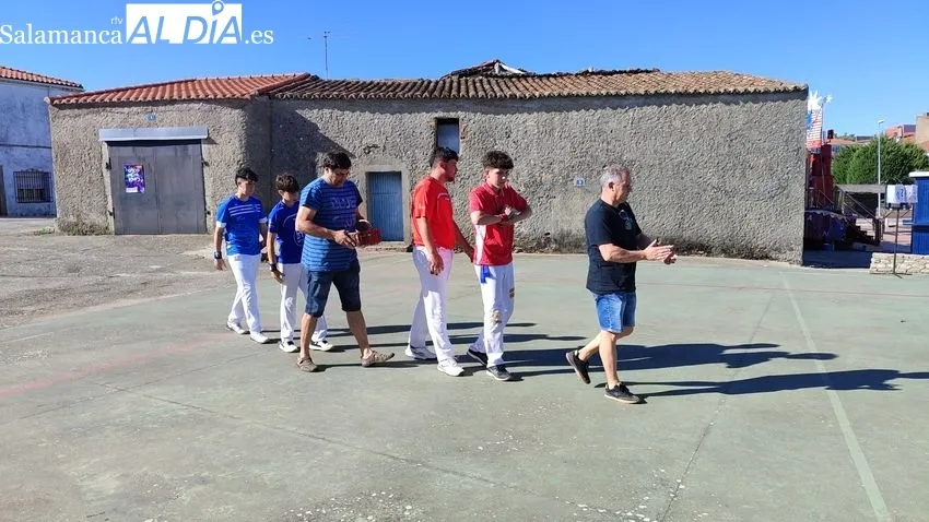 Tarde de pelota a mano en El Milano por las fiestas de San Antonio / CORRAL