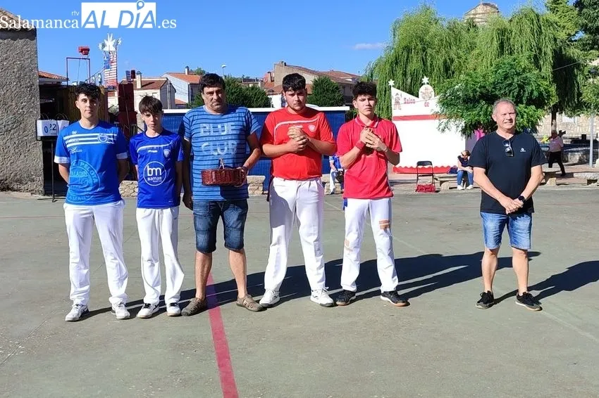 Tarde de pelota a mano en El Milano por las fiestas de San Antonio / CORRAL