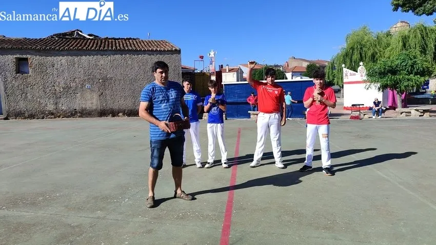 Tarde de pelota a mano en El Milano por las fiestas de San Antonio / CORRAL
