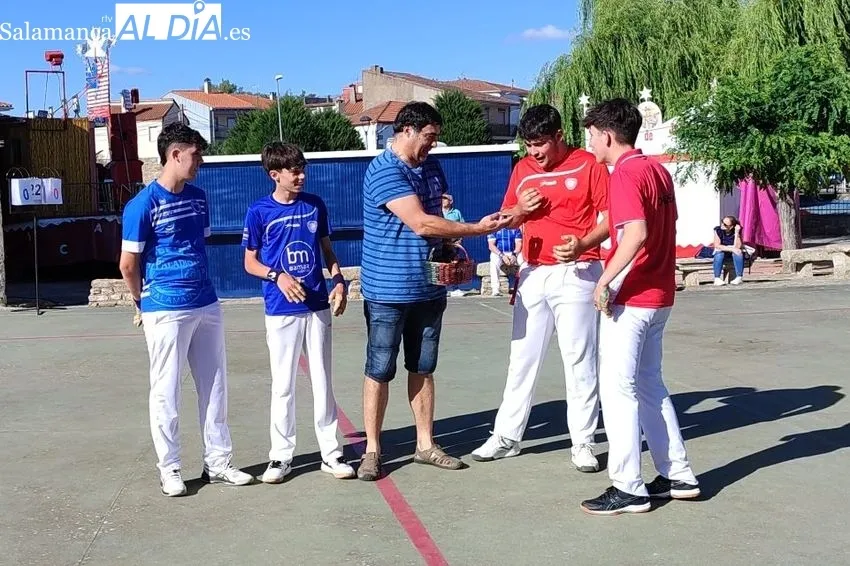 Tarde de pelota a mano en El Milano por las fiestas de San Antonio / CORRAL