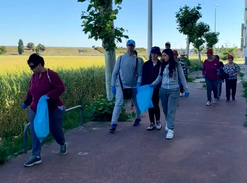 Foto 2 - Pe&ntilde;aranda se une contra la basuraleza a trav&eacute;s de manos voluntarias