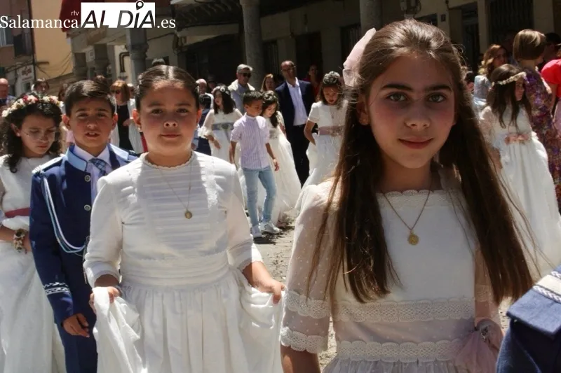 Foto 11 - El Corpus recorre solemne el centro de Pe&ntilde;aranda junto a la emoci&oacute;n de los ni&ntilde;os de la Primera Comuni&oacute;n