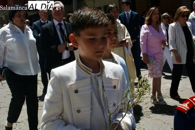 Foto 10 - El Corpus recorre solemne el centro de Pe&ntilde;aranda junto a la emoci&oacute;n de los ni&ntilde;os de la Primera Comuni&oacute;n