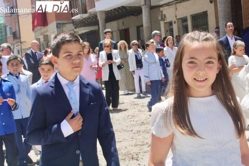 Foto 9 - El Corpus recorre solemne el centro de Pe&ntilde;aranda junto a la emoci&oacute;n de los ni&ntilde;os de la Primera Comuni&oacute;n