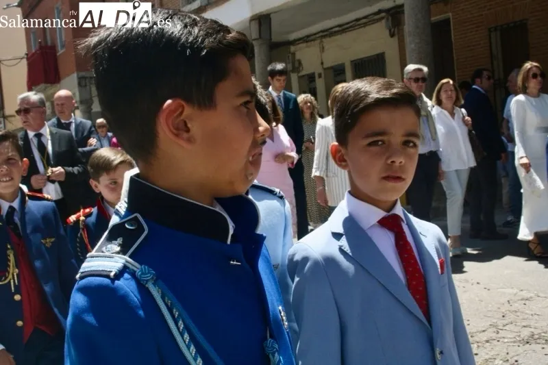 Foto 8 - El Corpus recorre solemne el centro de Pe&ntilde;aranda junto a la emoci&oacute;n de los ni&ntilde;os de la Primera Comuni&oacute;n