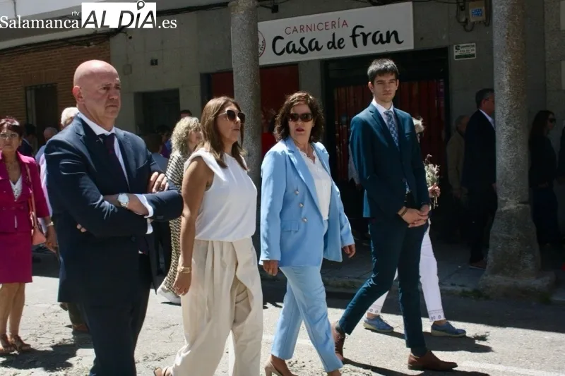 Foto 6 - El Corpus recorre solemne el centro de Pe&ntilde;aranda junto a la emoci&oacute;n de los ni&ntilde;os de la Primera Comuni&oacute;n