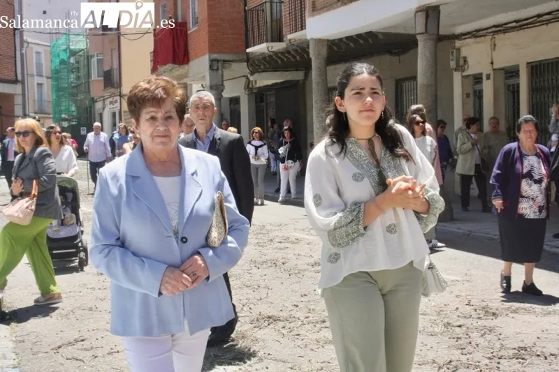 Foto 3 - El Corpus recorre solemne el centro de Pe&ntilde;aranda junto a la emoci&oacute;n de los ni&ntilde;os de la Primera Comuni&oacute;n