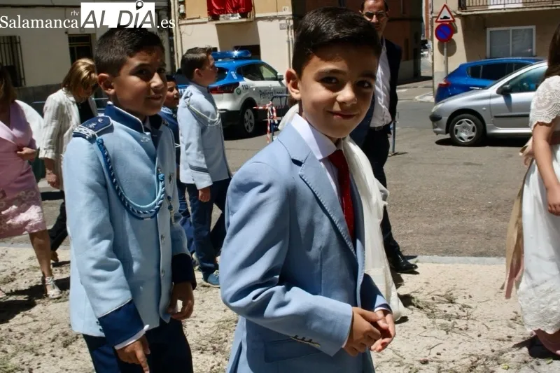 Foto 2 - El Corpus recorre solemne el centro de Pe&ntilde;aranda junto a la emoci&oacute;n de los ni&ntilde;os de la Primera Comuni&oacute;n