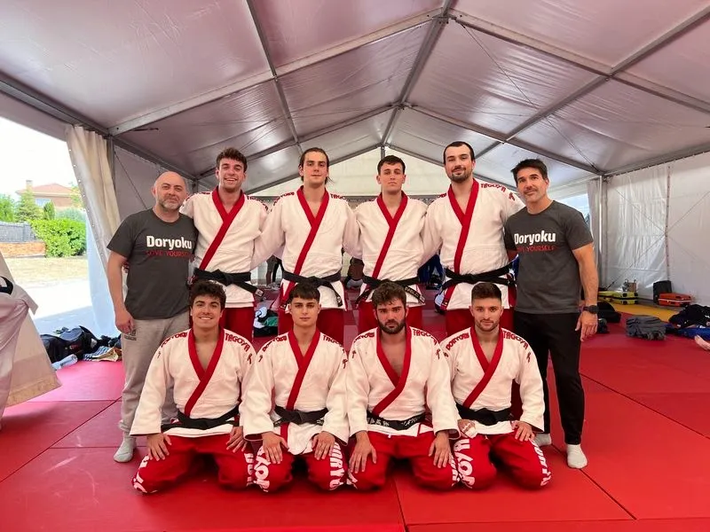 Equipos femenino y masculino del Club Doryoku.