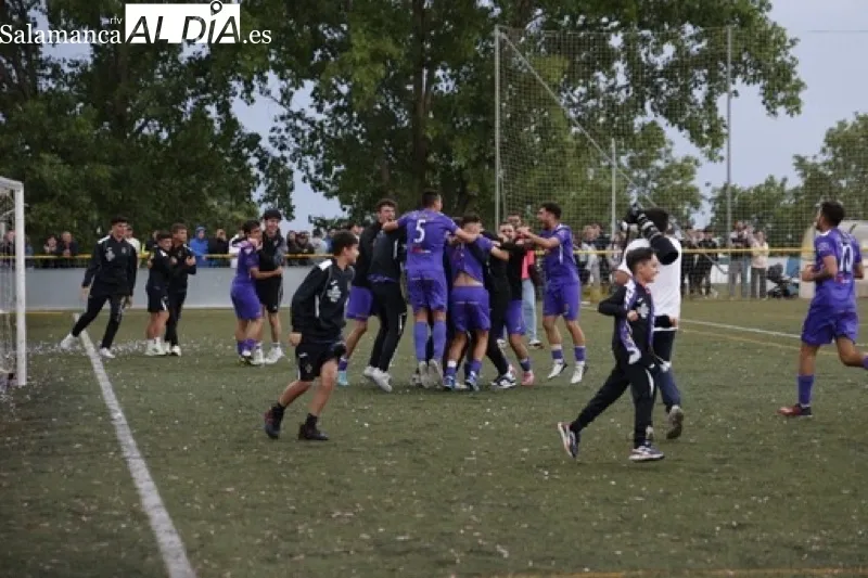 Foto 17 - El CD Pe&ntilde;aranda ya es equipo de Regional tras su victoria ante el CD Helm&aacute;ntico (1-2)