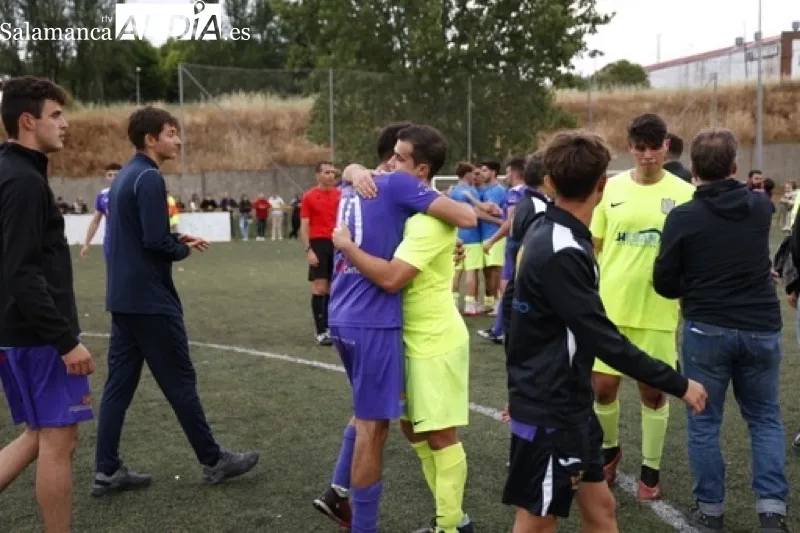 Foto 14 - El CD Pe&ntilde;aranda ya es equipo de Regional tras su victoria ante el CD Helm&aacute;ntico (1-2)