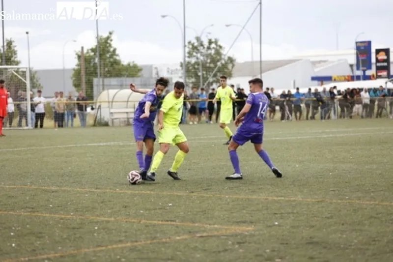 Foto 9 - El CD Pe&ntilde;aranda ya es equipo de Regional tras su victoria ante el CD Helm&aacute;ntico (1-2)