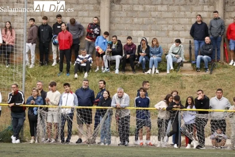 Foto 8 - El CD Pe&ntilde;aranda ya es equipo de Regional tras su victoria ante el CD Helm&aacute;ntico (1-2)