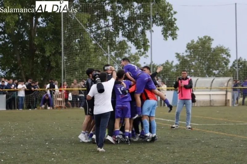 Foto 6 - El CD Pe&ntilde;aranda ya es equipo de Regional tras su victoria ante el CD Helm&aacute;ntico (1-2)