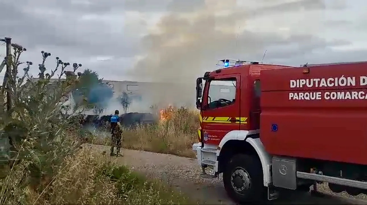 Foto 2 - Los Bomberos sofocan un alarmante incendio junto a las v&iacute;as del tren, en un operativo junto a la Polic&iacute;a Local