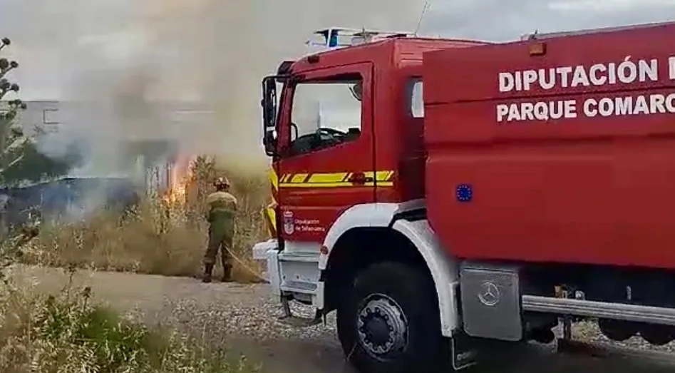 Foto 3 - Los Bomberos sofocan un alarmante incendio junto a las v&iacute;as del tren, en un operativo junto a la Polic&iacute;a Local