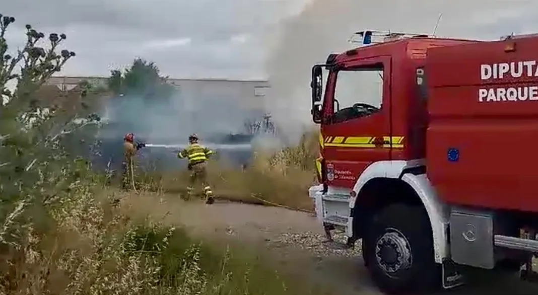 Foto 4 - Los Bomberos sofocan un alarmante incendio junto a las v&iacute;as del tren, en un operativo junto a la Polic&iacute;a Local