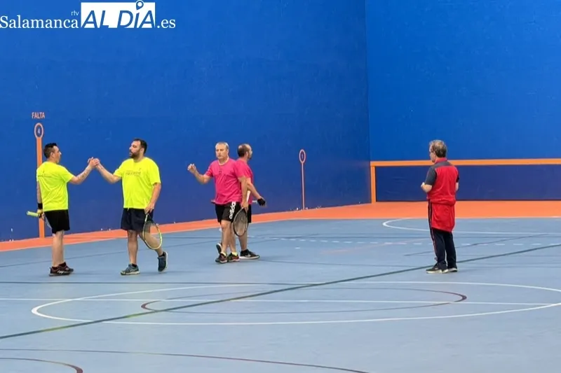 Foto 3 - El pabell&oacute;n municipal acoge la disputada final del Trofeo de Frontenis de la Diputaci&oacute;n