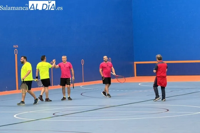 Foto 2 - El pabell&oacute;n municipal acoge la disputada final del Trofeo de Frontenis de la Diputaci&oacute;n