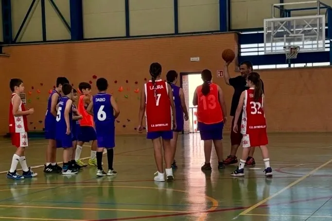 Foto 4 - La escuela municipal de baloncesto finaliza el curso con partidos frente al Entrevillas