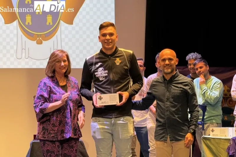 Foto 10 - Alegr&iacute;a y emociones en el reconocimiento al CD Pe&ntilde;aranda tras conseguir su merecido ascenso a Regional de Aficionados