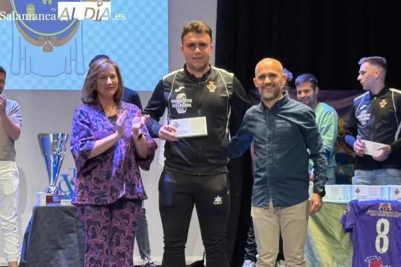 Foto 9 - Alegr&iacute;a y emociones en el reconocimiento al CD Pe&ntilde;aranda tras conseguir su merecido ascenso a Regional de Aficionados