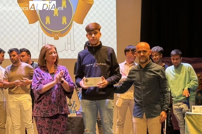 Foto 8 - Alegr&iacute;a y emociones en el reconocimiento al CD Pe&ntilde;aranda tras conseguir su merecido ascenso a Regional de Aficionados