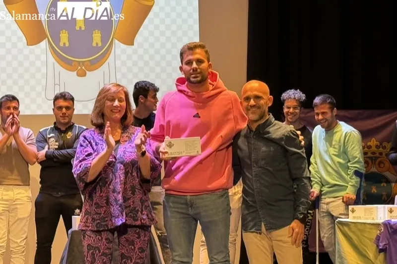 Foto 7 - Alegr&iacute;a y emociones en el reconocimiento al CD Pe&ntilde;aranda tras conseguir su merecido ascenso a Regional de Aficionados