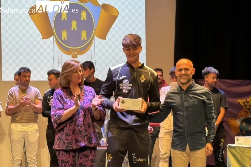 Foto 5 - Alegr&iacute;a y emociones en el reconocimiento al CD Pe&ntilde;aranda tras conseguir su merecido ascenso a Regional de Aficionados