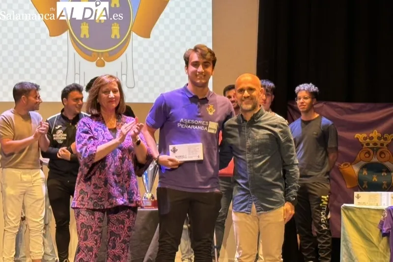 Foto 4 - Alegr&iacute;a y emociones en el reconocimiento al CD Pe&ntilde;aranda tras conseguir su merecido ascenso a Regional de Aficionados