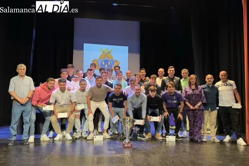 Foto 3 - Alegr&iacute;a y emociones en el reconocimiento al CD Pe&ntilde;aranda tras conseguir su merecido ascenso a Regional de Aficionados