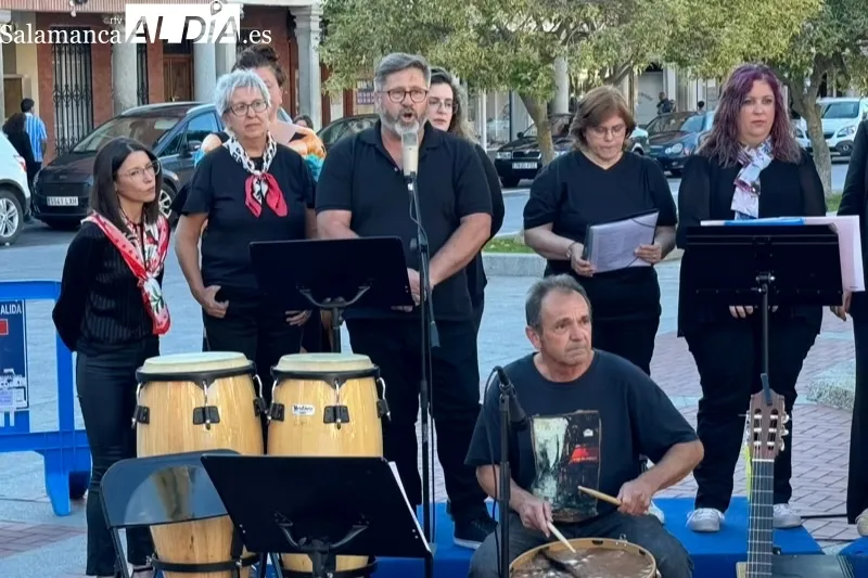Foto 2 - Aplausos y gran afluencia de p&uacute;bico acompa&ntilde;an al Taller de Canto Popular en su recital de final de curso en la Plaza de Espa&ntilde;a
