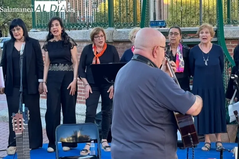 Foto 4 - Aplausos y gran afluencia de p&uacute;bico acompa&ntilde;an al Taller de Canto Popular en su recital de final de curso en la Plaza de Espa&ntilde;a