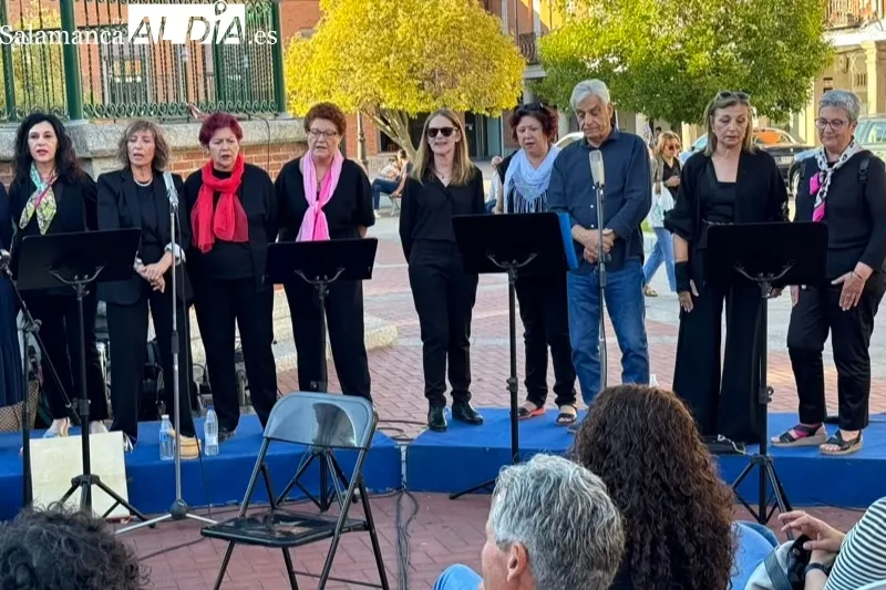 Foto 3 - Aplausos y gran afluencia de p&uacute;bico acompa&ntilde;an al Taller de Canto Popular en su recital de final de curso en la Plaza de Espa&ntilde;a