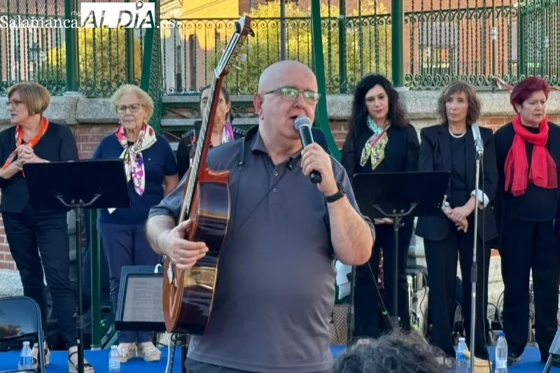 Foto 9 - Aplausos y gran afluencia de p&uacute;bico acompa&ntilde;an al Taller de Canto Popular en su recital de final de curso en la Plaza de Espa&ntilde;a