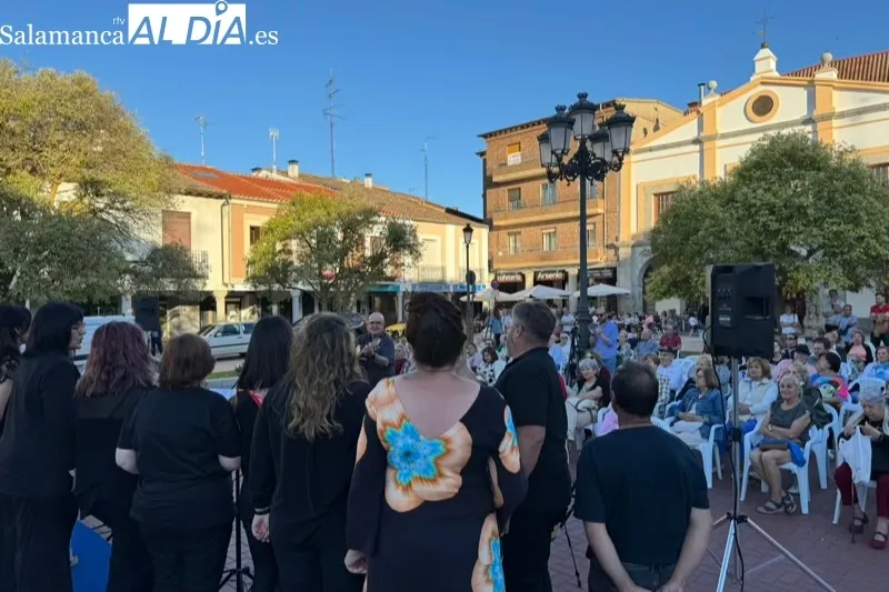 Foto 10 - Aplausos y gran afluencia de p&uacute;bico acompa&ntilde;an al Taller de Canto Popular en su recital de final de curso en la Plaza de Espa&ntilde;a