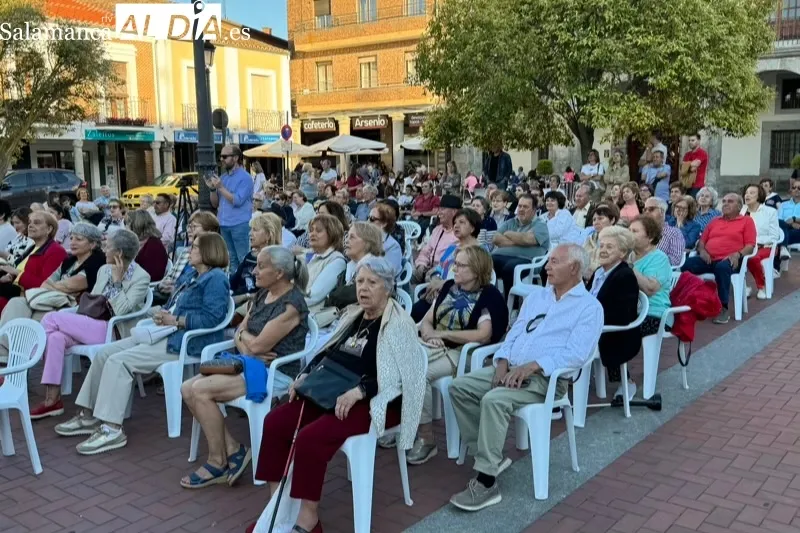 Foto 5 - Aplausos y gran afluencia de p&uacute;bico acompa&ntilde;an al Taller de Canto Popular en su recital de final de curso en la Plaza de Espa&ntilde;a