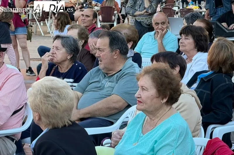 Foto 6 - Aplausos y gran afluencia de p&uacute;bico acompa&ntilde;an al Taller de Canto Popular en su recital de final de curso en la Plaza de Espa&ntilde;a