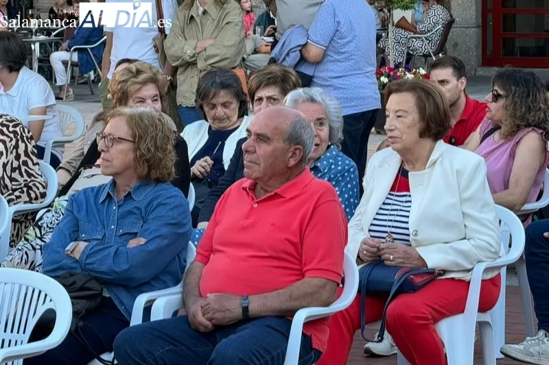 Foto 8 - Aplausos y gran afluencia de p&uacute;bico acompa&ntilde;an al Taller de Canto Popular en su recital de final de curso en la Plaza de Espa&ntilde;a