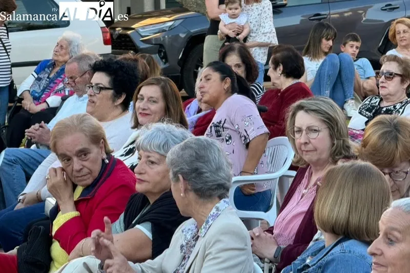 Foto 7 - Aplausos y gran afluencia de p&uacute;bico acompa&ntilde;an al Taller de Canto Popular en su recital de final de curso en la Plaza de Espa&ntilde;a