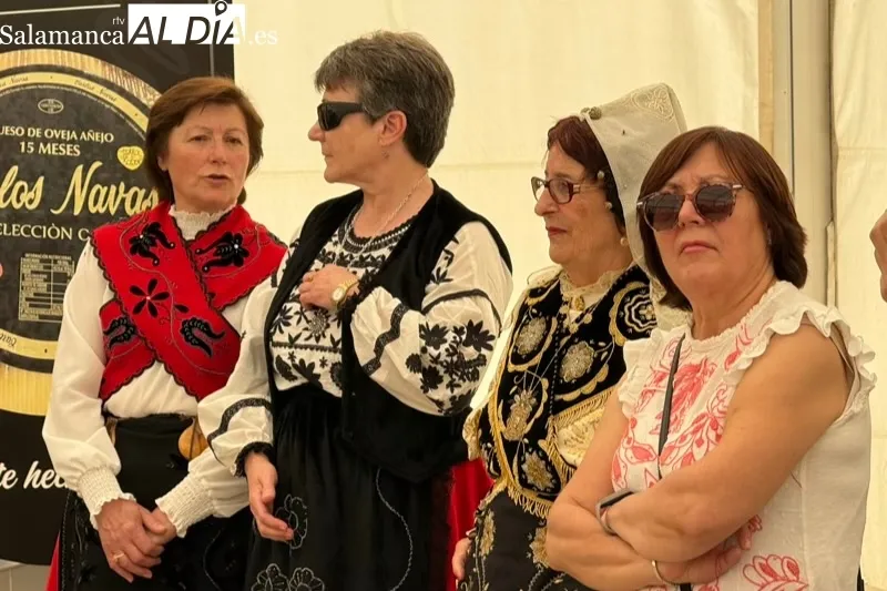 Foto 9 - Multitudinaria bienvenida a la I Fiesta de la Mancomunidad en Cantaracillo, cita que pretende &ldquo;simbolizar la uni&oacute;n y alzar la voz de nuestros pueblos&rdquo;