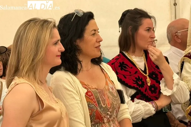 Foto 8 - Multitudinaria bienvenida a la I Fiesta de la Mancomunidad en Cantaracillo, cita que pretende &ldquo;simbolizar la uni&oacute;n y alzar la voz de nuestros pueblos&rdquo;