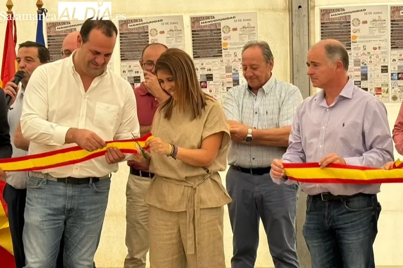 Foto 6 - Multitudinaria bienvenida a la I Fiesta de la Mancomunidad en Cantaracillo, cita que pretende &ldquo;simbolizar la uni&oacute;n y alzar la voz de nuestros pueblos&rdquo;