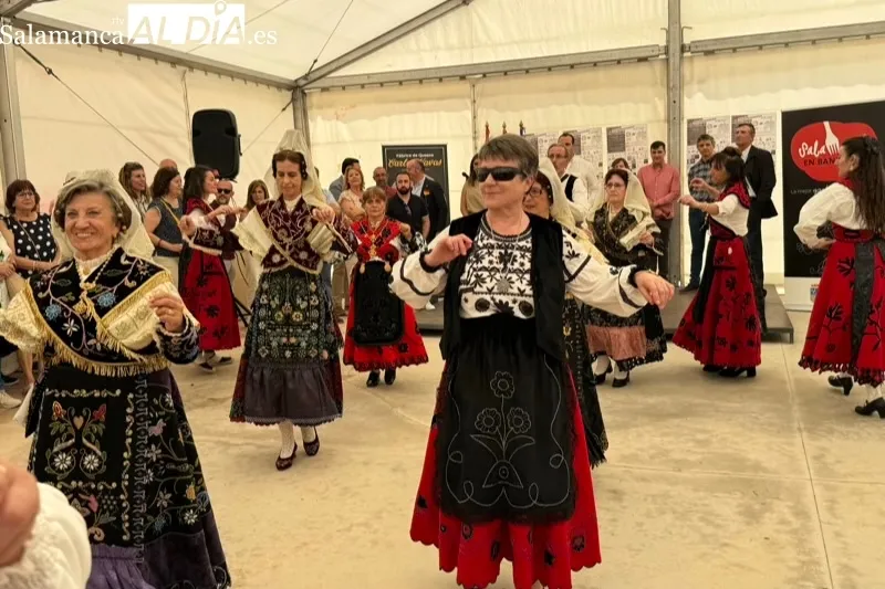 Foto 4 - Multitudinaria bienvenida a la I Fiesta de la Mancomunidad en Cantaracillo, cita que pretende &ldquo;simbolizar la uni&oacute;n y alzar la voz de nuestros pueblos&rdquo;