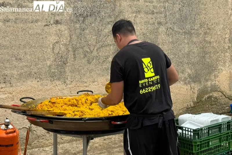 Foto 11 - La gran paellada de la I Fiesta de la Mancomunidad re&uacute;ne a cientos de personas alrededor de la mesa