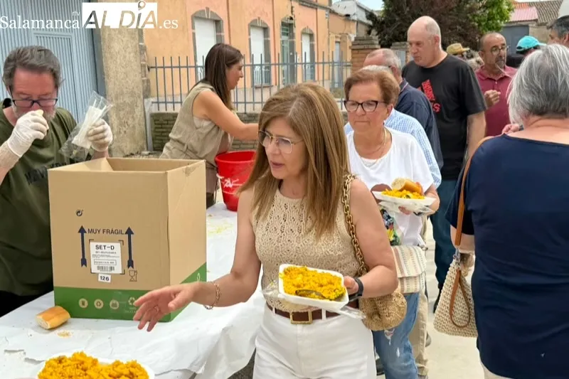 Foto 10 - La gran paellada de la I Fiesta de la Mancomunidad re&uacute;ne a cientos de personas alrededor de la mesa