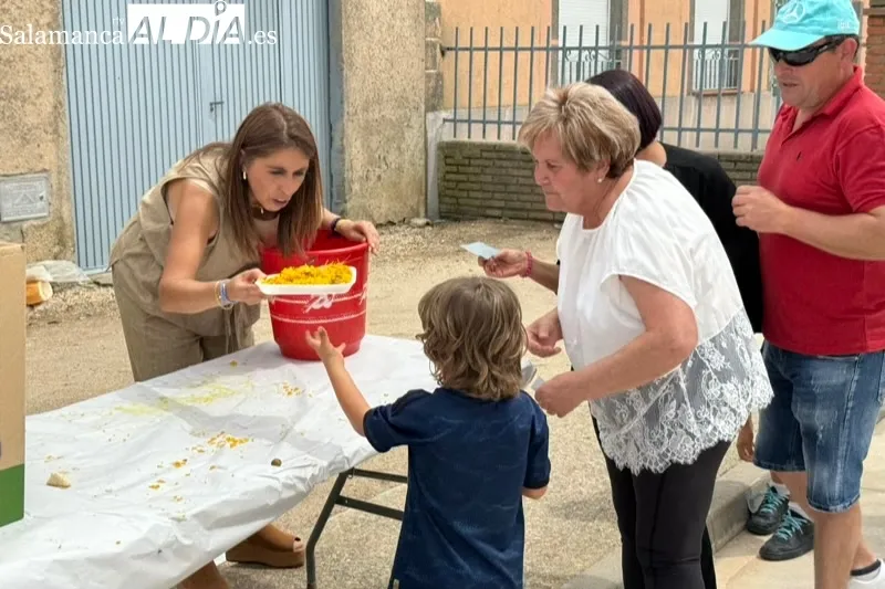 Foto 8 - La gran paellada de la I Fiesta de la Mancomunidad re&uacute;ne a cientos de personas alrededor de la mesa